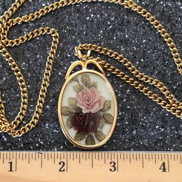 Vintage Gold Tone Necklace with Floral Pendant - Picture 7 of 14